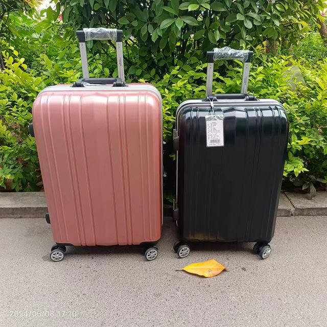 Is Rolls-Sweat a PC universal wheel trolley case?