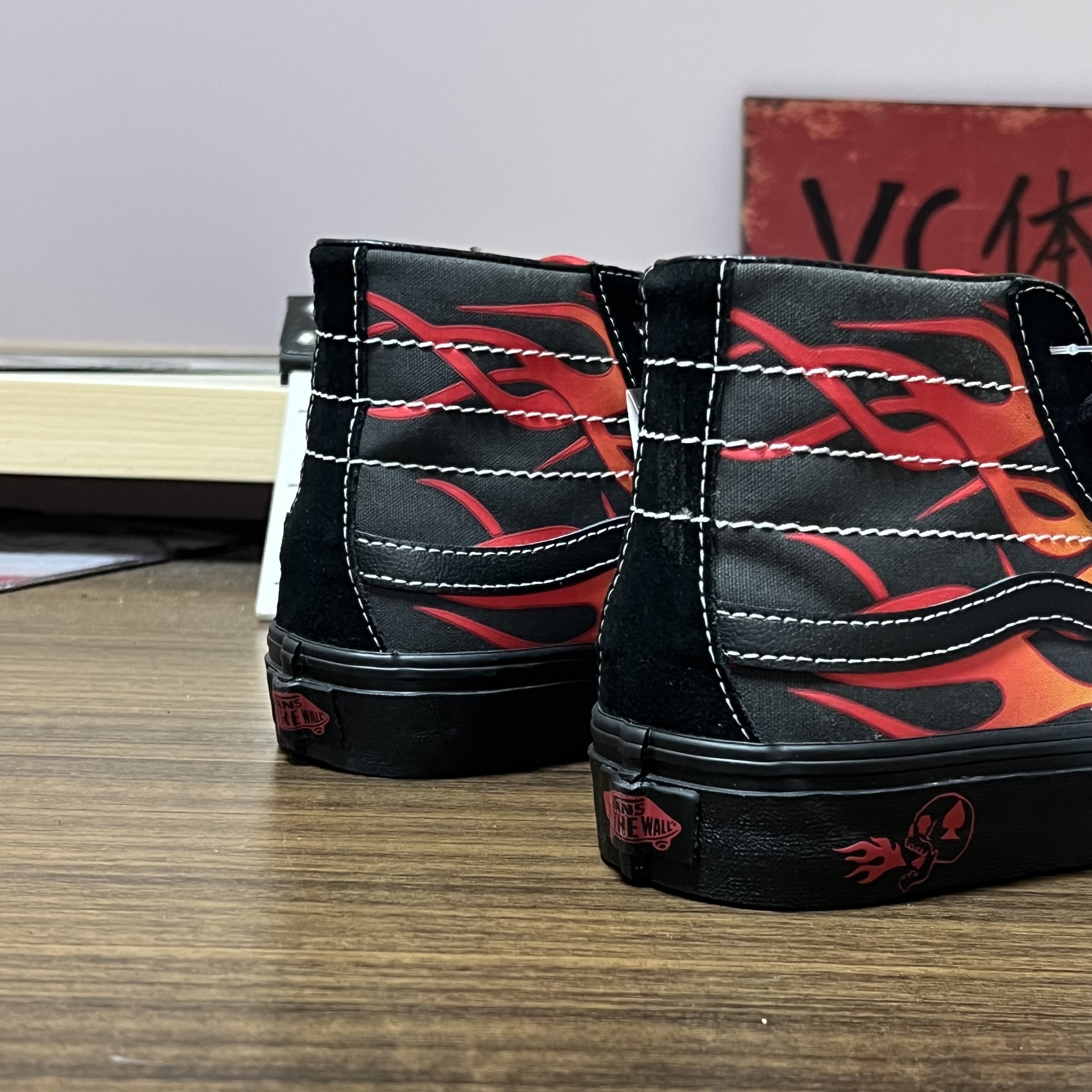 VC体育 Drag x Vans Sk8Hi Decon SF黑红火焰高帮板鞋VN0A3MV112M-图2