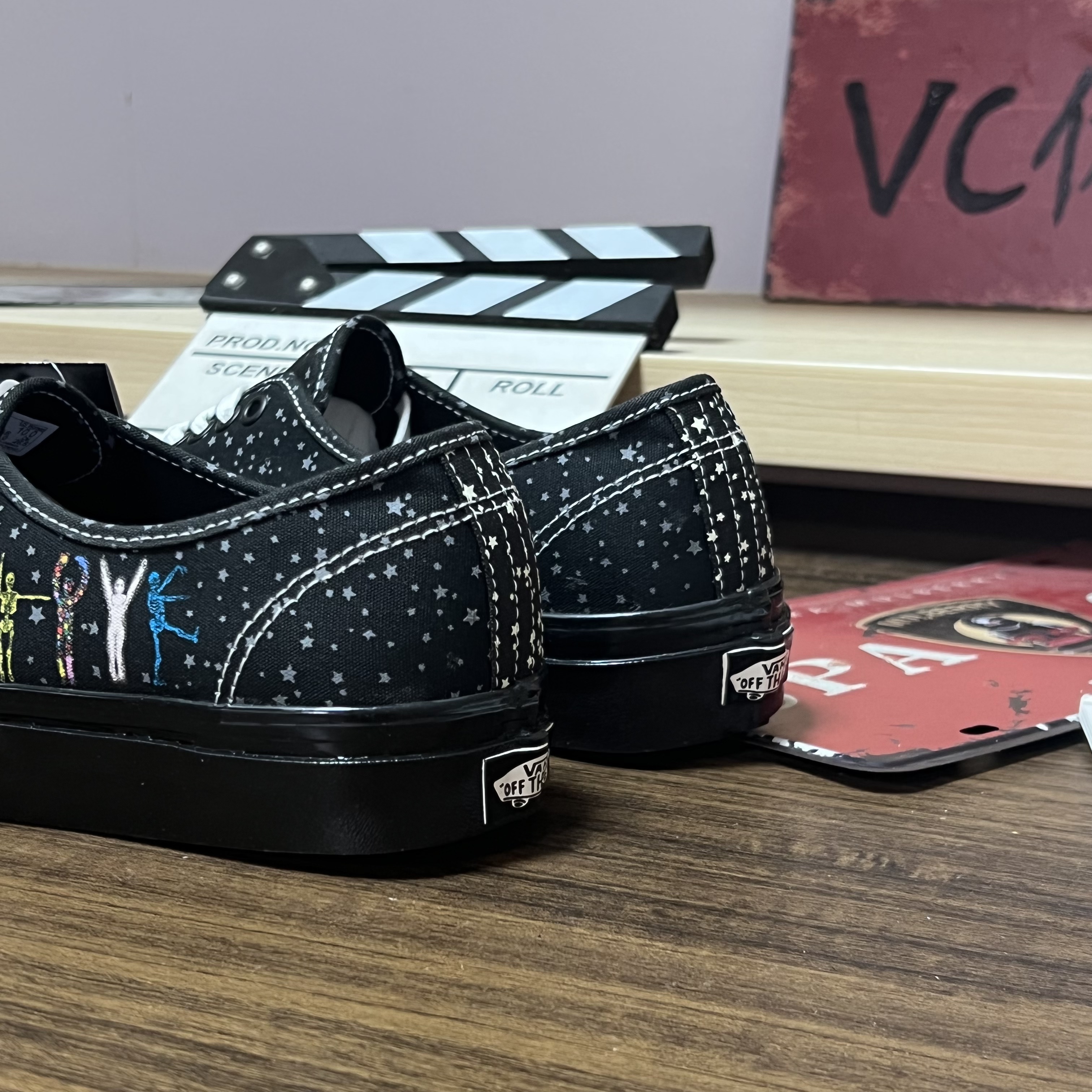 VC体育 Vans Authentic 44 DX黑色小星星印花帆布板鞋VN0A5KX4AVU-图2