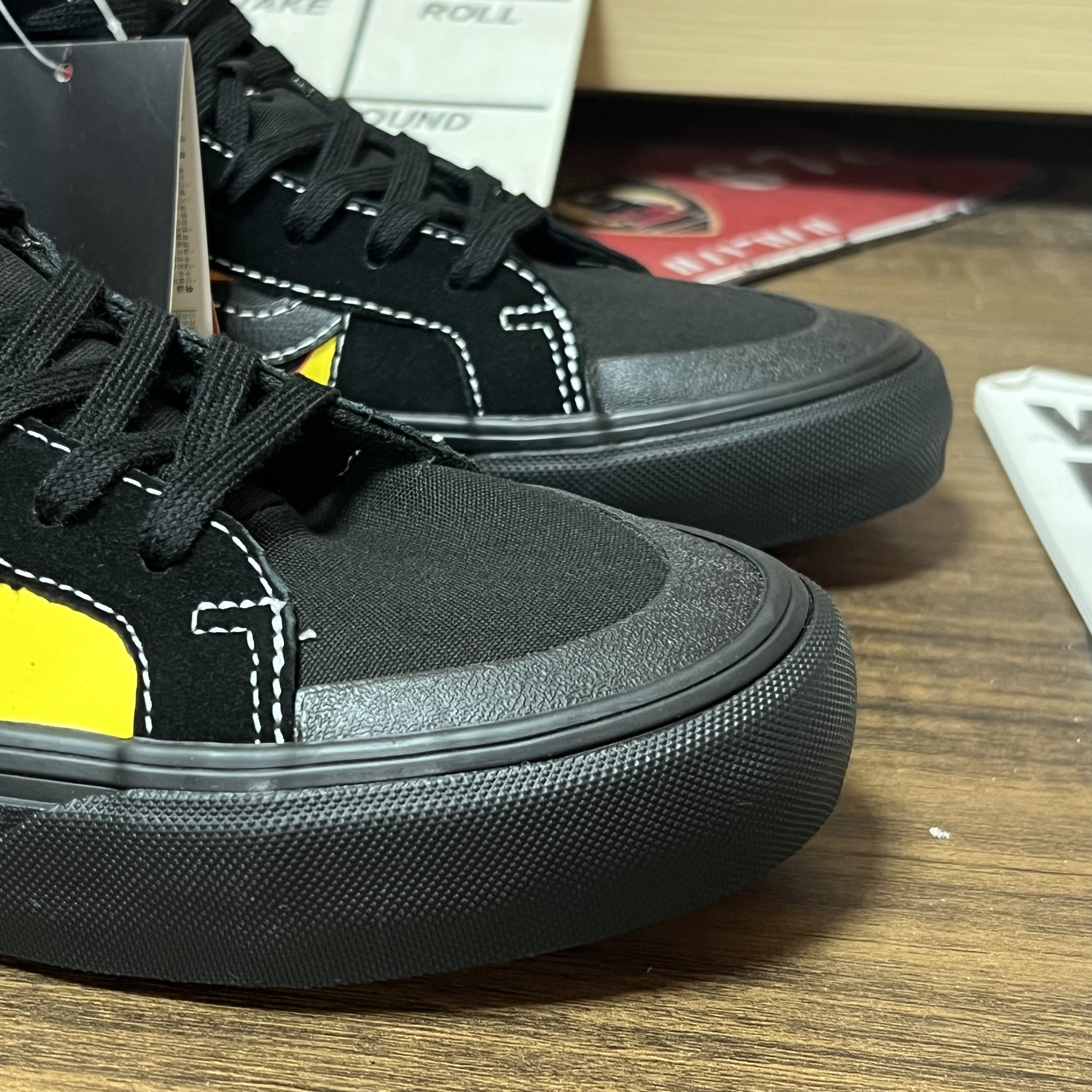 VC体育 Drag x Vans Sk8Hi Decon SF黑红火焰高帮板鞋VN0A3MV112M-图1