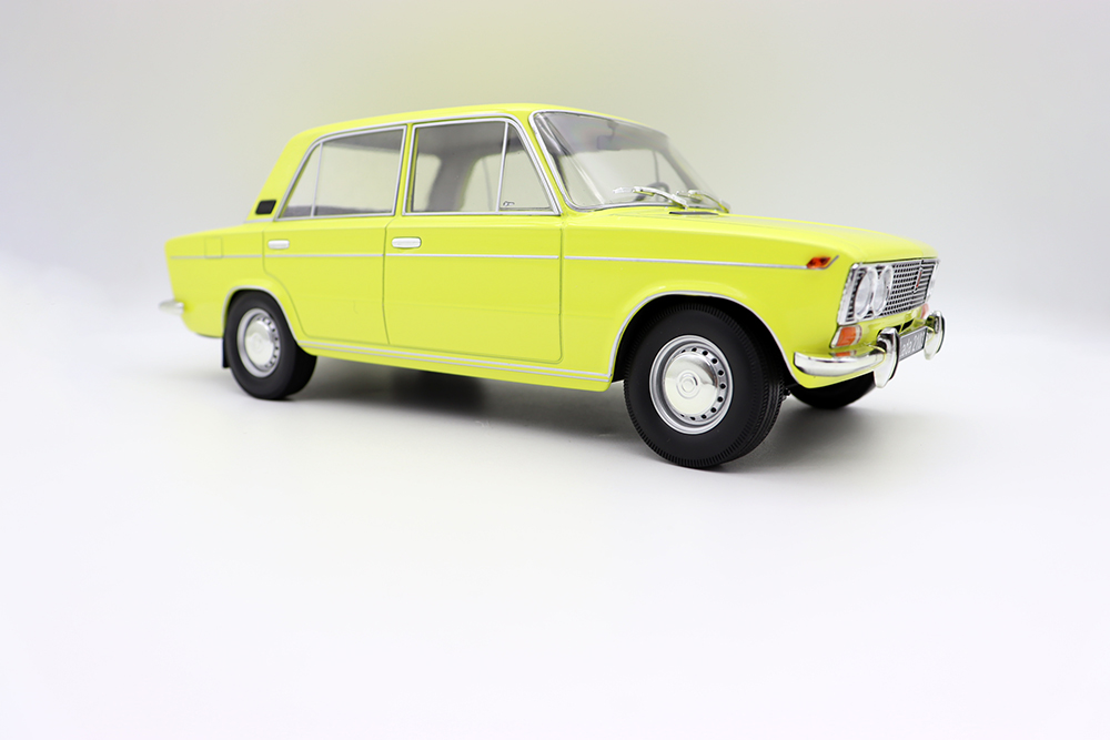 T9合金车1/18 LADA 2103 拉达1P500轿车汽车模型80年代经典摆件 - 图1