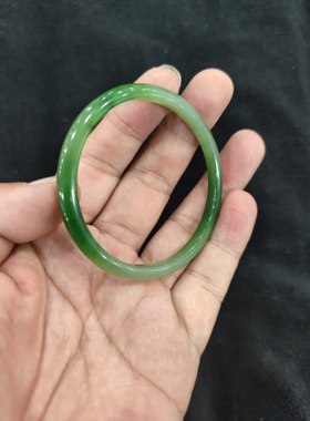 和田碧玉手镯冰底菠菜绿白加绿细条手镯无裂无纹57圈口