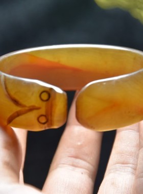 红山文化玉器老玛瑙手工雕刻的龙雕像手镯手铐