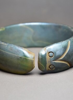 红山文化玉器老玛瑙手工雕刻的龙雕像手镯手铐