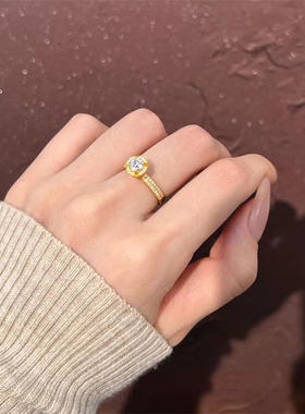 999足金手捧花点钻黄金戒指