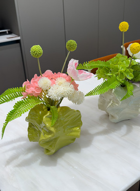 wo+褶皱波浪陶瓷瓶绣球花束摆件