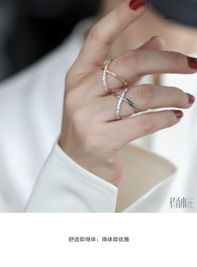 三角珠宝18K金钻石帅气时尚戒指