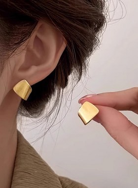 小众设计感ins冷淡风金属耳钉女2026新款爆款个性耳环网红耳饰品