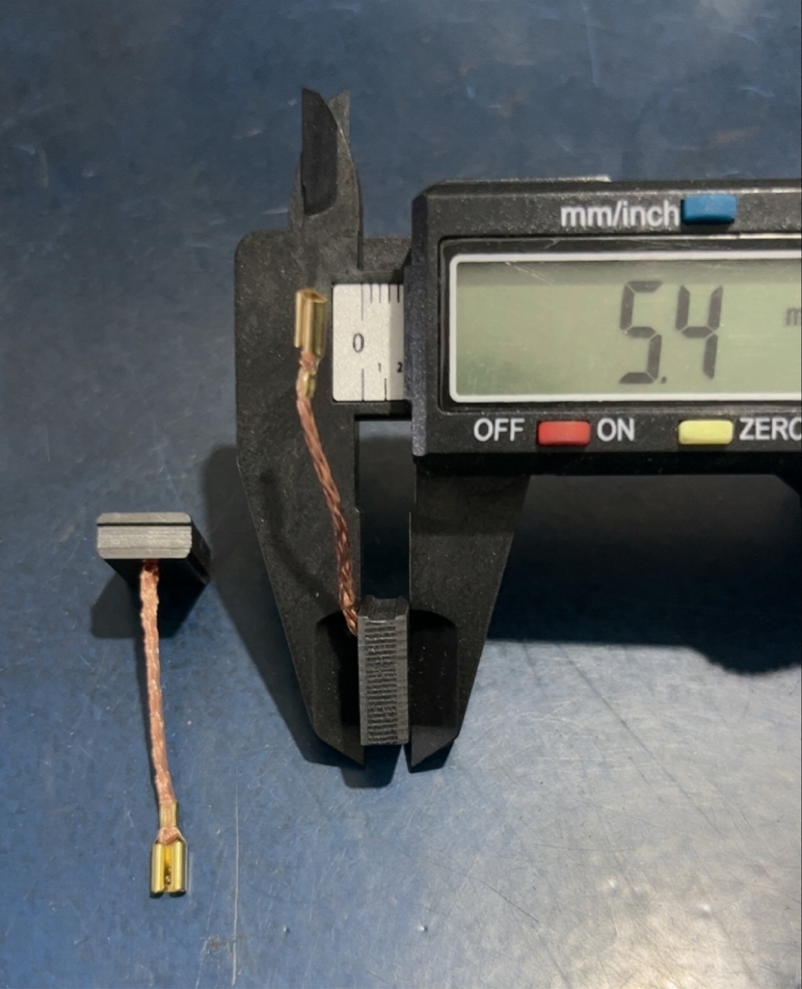 适用博世电动角磨机碳刷GWS800碳刷博士磨光机切割机电刷配件 - 图1