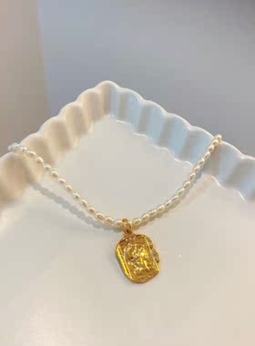 折镀18K金浮雕头像方形金币淡水米粒珍珠项链法式优雅短款锁骨链