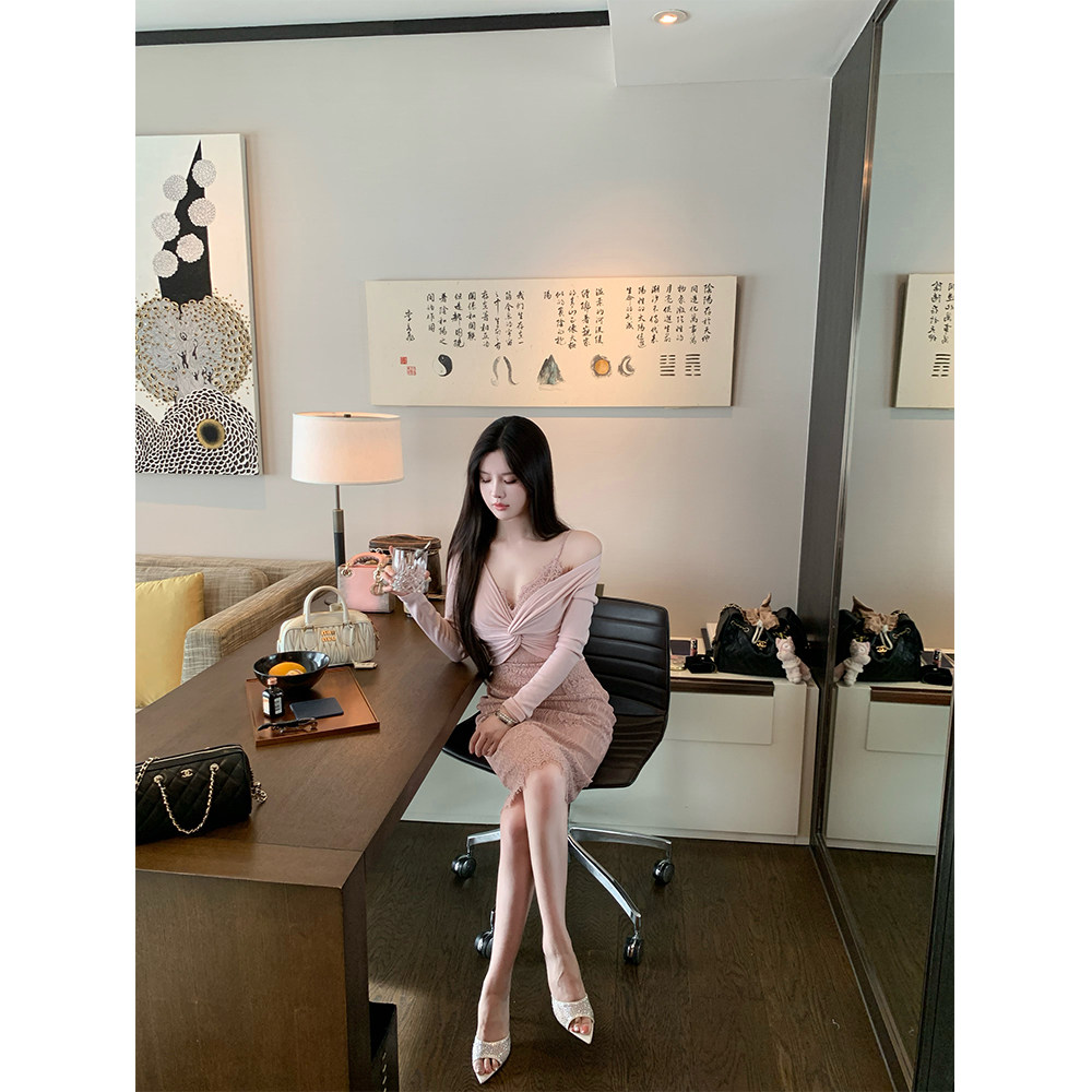 THE SWAN司凰轻奢 温柔系穿搭针织上衣/V领蕾丝包臀吊带连衣裙女,淘宝优惠券,粉丝福利购,淘宝优惠卷