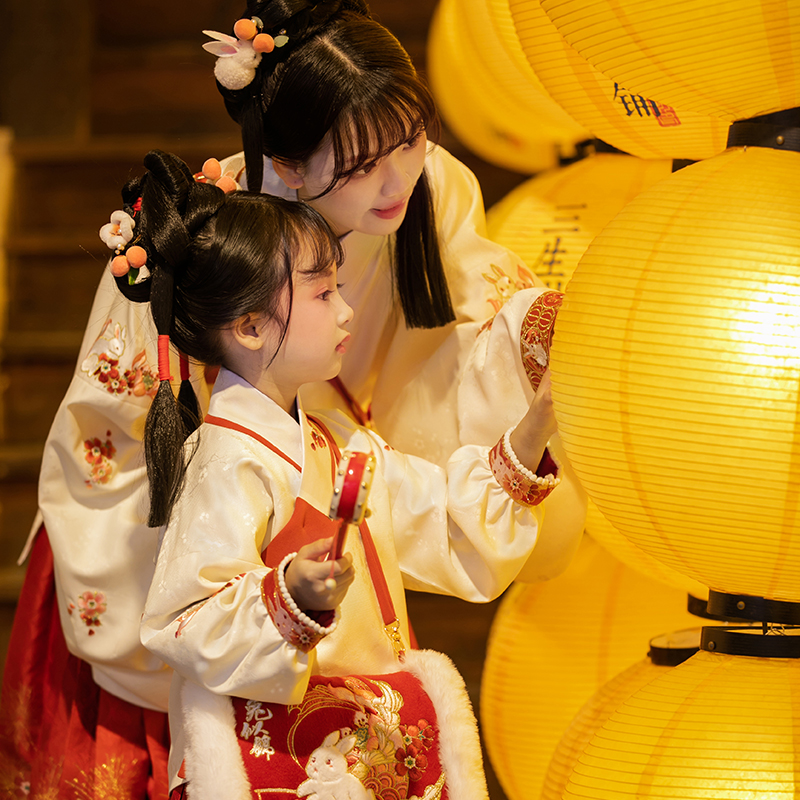 瞳莞设计汉服女兔子比甲红色新年冬季拜年服马面裙套装钱兔似锦 - 图1