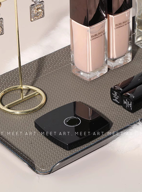 简约样板房衣帽间化妆品摆件