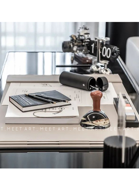 简约轻奢样板间书房桌垫