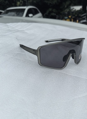 灰色框Cinalli透明变色偏光墨镜