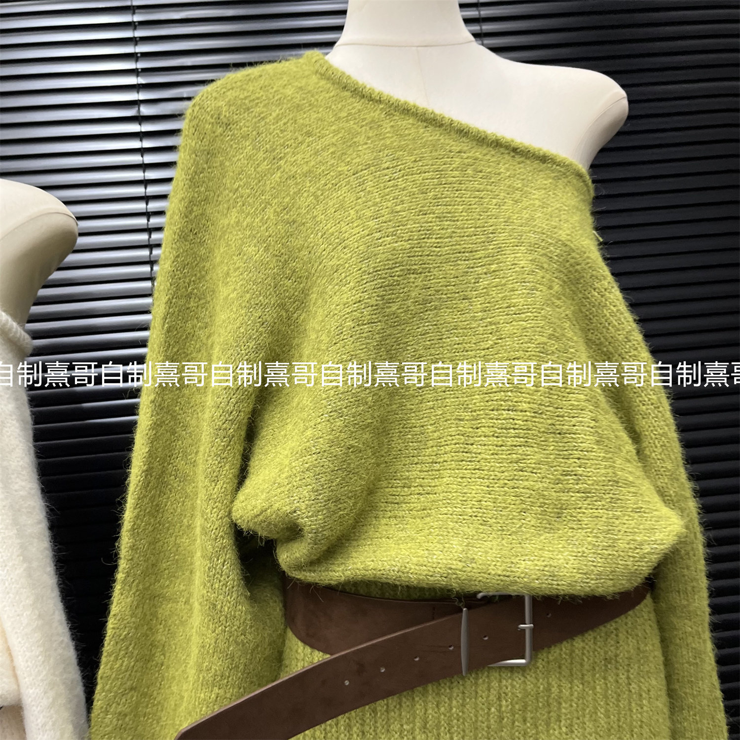 法式露肩慵懒风套头中款毛衣秋季新款显瘦收腰包臂短裙针织内搭女,淘宝优惠券,粉丝福利购,淘宝优惠卷