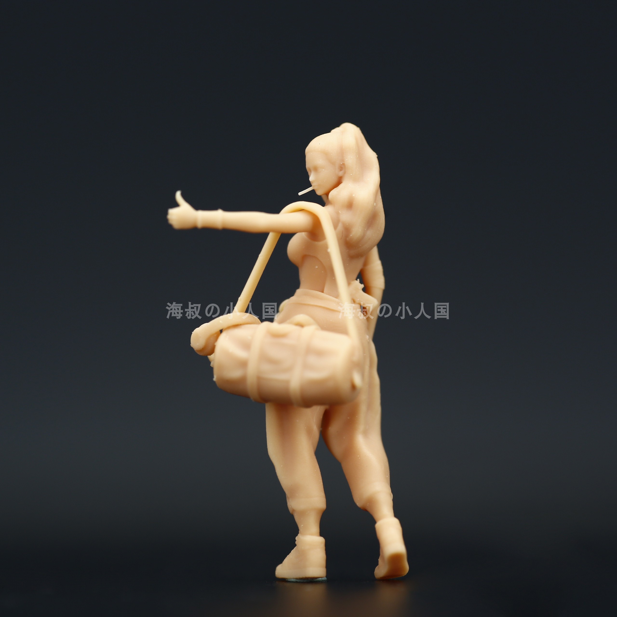 【海叔】A046休闲挎包小太妹1:64微缩模型1:43沙盘场景树脂小人偶 - 图2