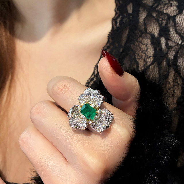 Luxurious super sparkling emerald large flower ring for women