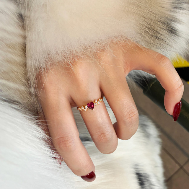 Retro exquisite small love ruby gold ring for daily use