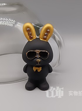 卡通墨镜领结兔小摆件可爱冷酷公仔车载办公室工位桌面摆件装饰品