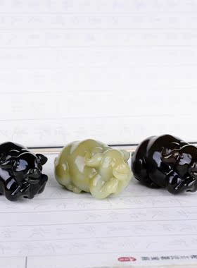 天然新疆和田玉糖玉玉牛手把件