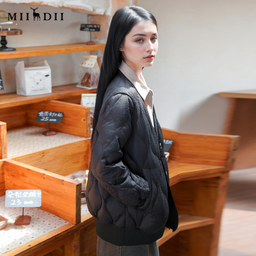 谜底短款羽绒女2025秋冬极简百搭量感暖核宽松V领鸭绒服257MY8801 - 图0