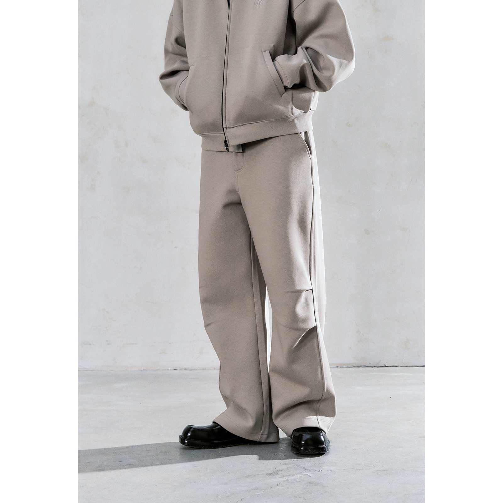 Lilbetter挺括立体感打褶设计休闲卫裤运动裤子秋季宽松微喇长裤 - 图0