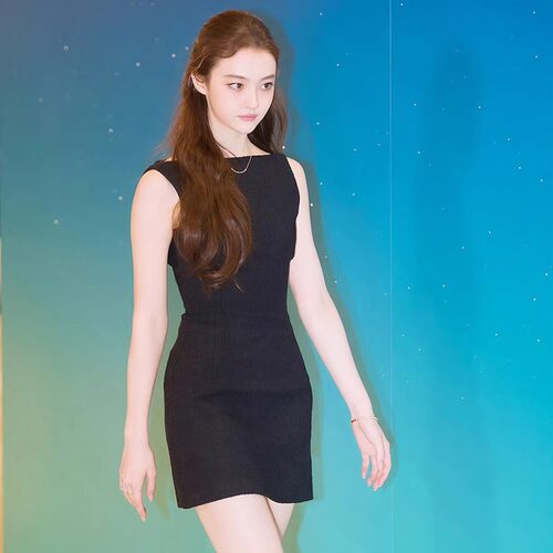meovv Ella Gross同款黑色连衣裙短款一字领高级感气质小黑裙女 - 图1