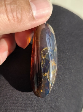 天然琥珀蜜蜡缅甸海藻珀随形吊坠阳光下变色蓝紫色内有矿物质冰裂