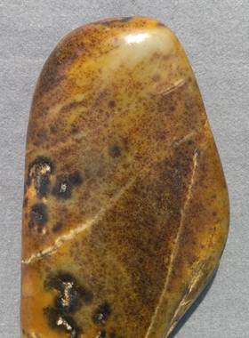 和田玉黄沁鹿皮籽料原石手把件