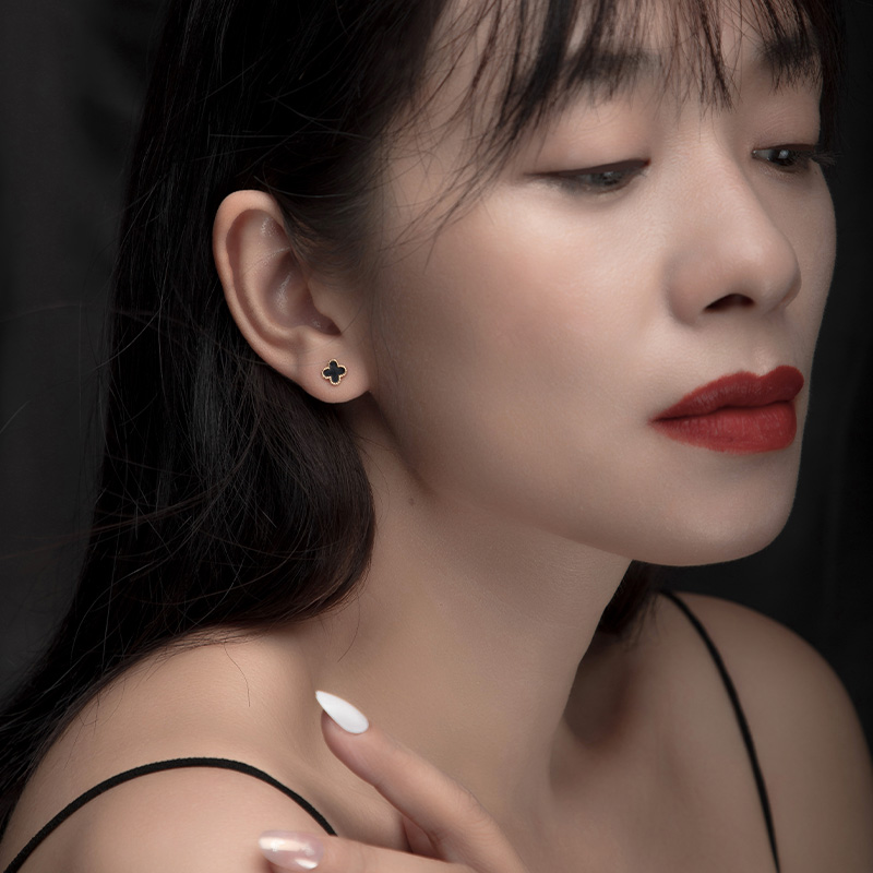 苏瑞瑞黑色四叶草迷你小耳钉银针名媛温柔小香耳环时尚气质高级感 - 图2