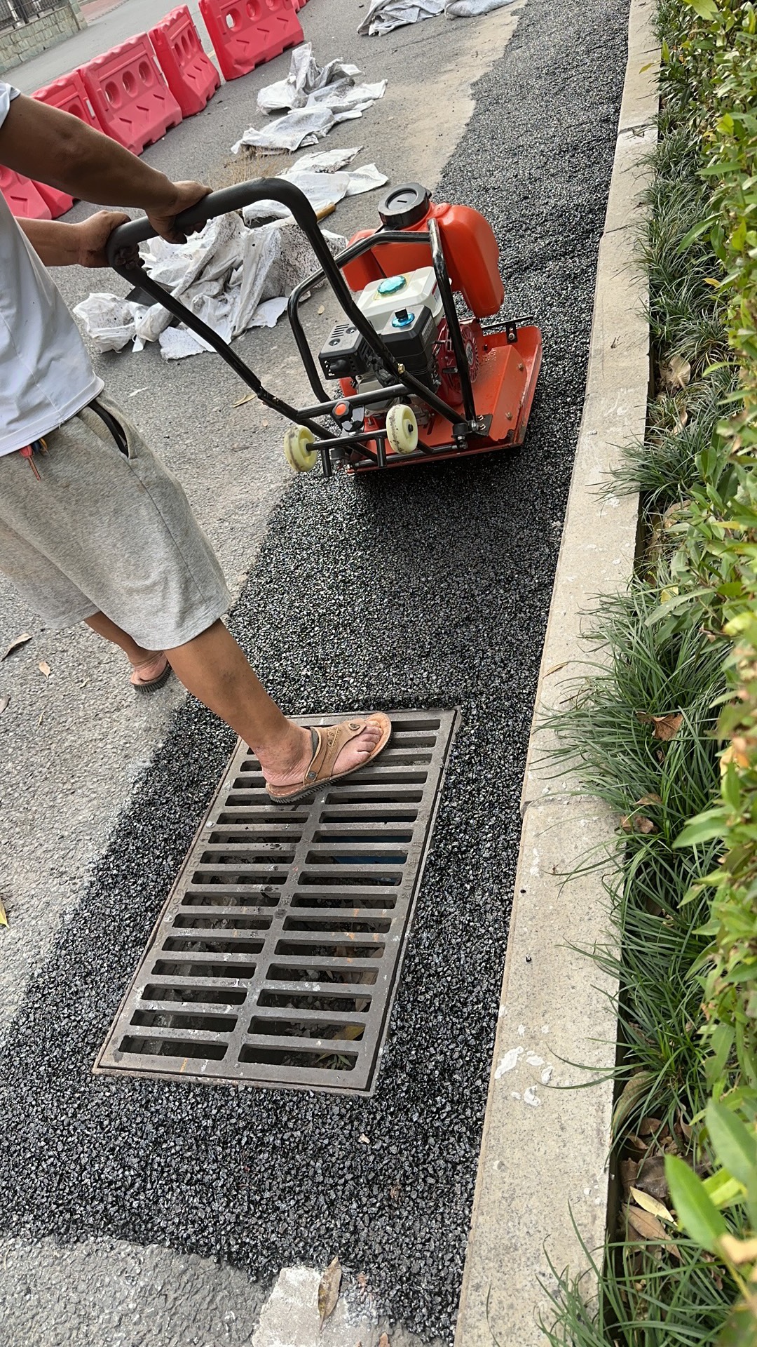 沥青冷补料路面修补柏油铺市政道路水泥路面修复修补小颗粒冷沥青 - 图1