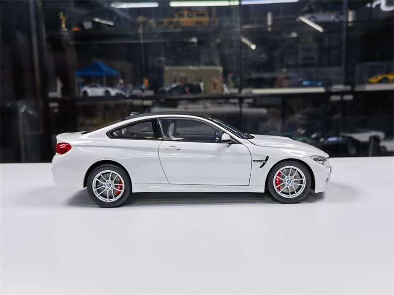 paragon 1:18 BMW宝马 M4 F82合金汽车模型收藏摆件礼品送礼-图1