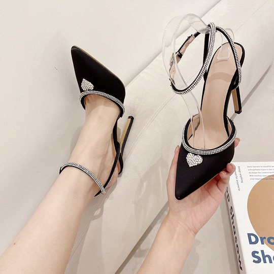 Tacones altos de niña francesa con punta puntiaguda y pedrería en liquidación