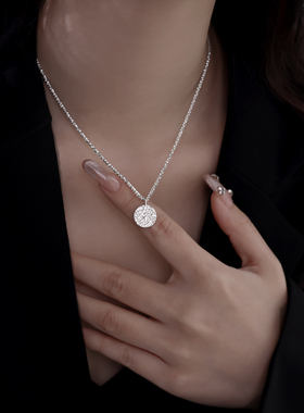 银奥肌理折皱圆牌项链