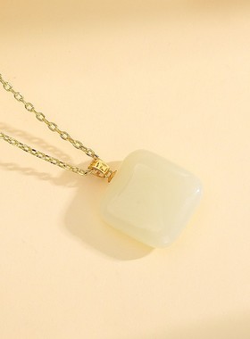 18k方糖和田玉小无事牌吊坠