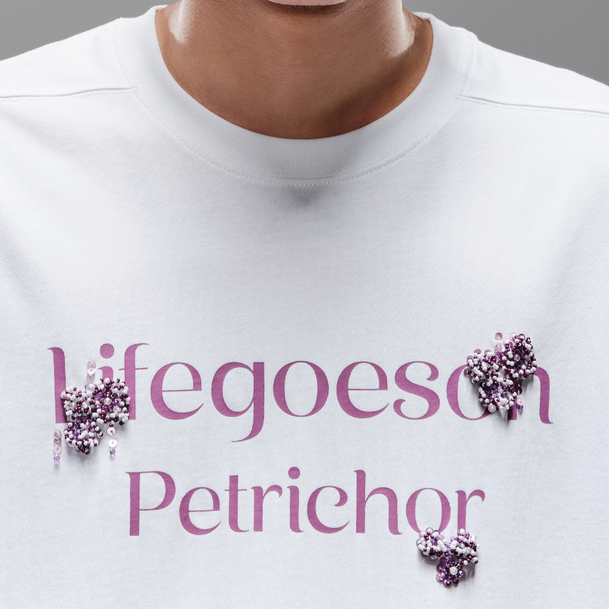 LIFEGOESON(LGO)2024「Petrichor」进口绣珠蓟草花短袖T恤 - 图1