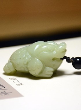 招财进宝金蟾白玉挂坠把件