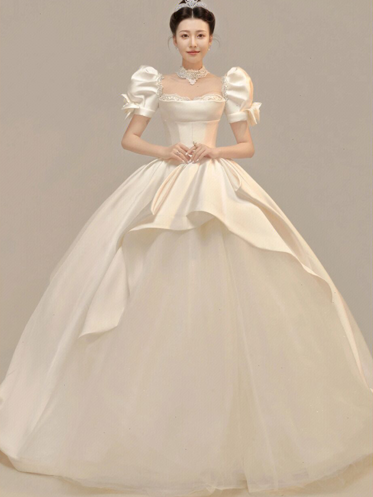 新款影楼主题服装韩式版情侣写真拍照礼服室内公主泡泡袖缎面婚纱 - 图1
