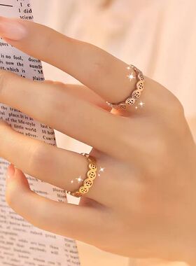 英国 【设计师】Cookie Kiss镂空铜钱戒指女18K金钱币招财食指戒