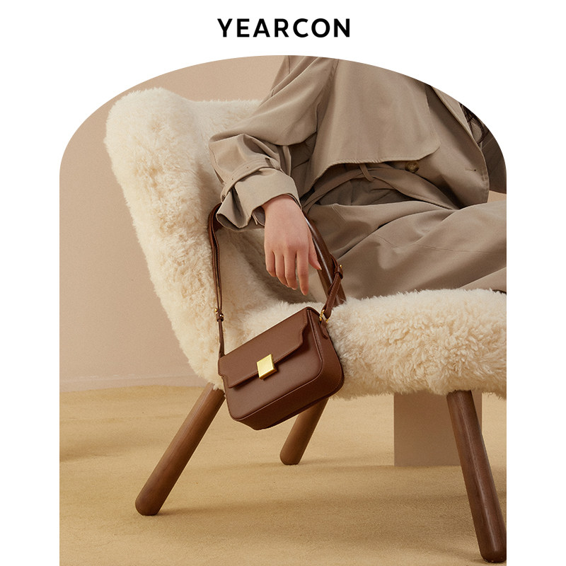 意尔康2021新款棕色小方包感豆腐包 意尔康箱包女士包袋