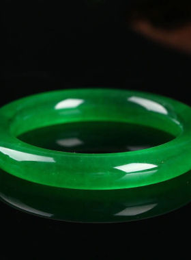 翡翠处理高冰冰透帝王绿冰种圆条女玉石手镯精品满绿色石英岩玉镯