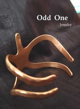 Odd One 复古做旧烧金色海洋风锤纹海星开口宽手镯