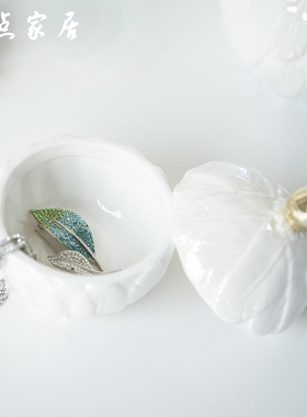 轻奢风珠宝戒指耳环项链带盖摆件