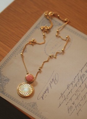 天然黄金贝吊坠、女皇贝点缀纯银镶嵌、配链子，附证书