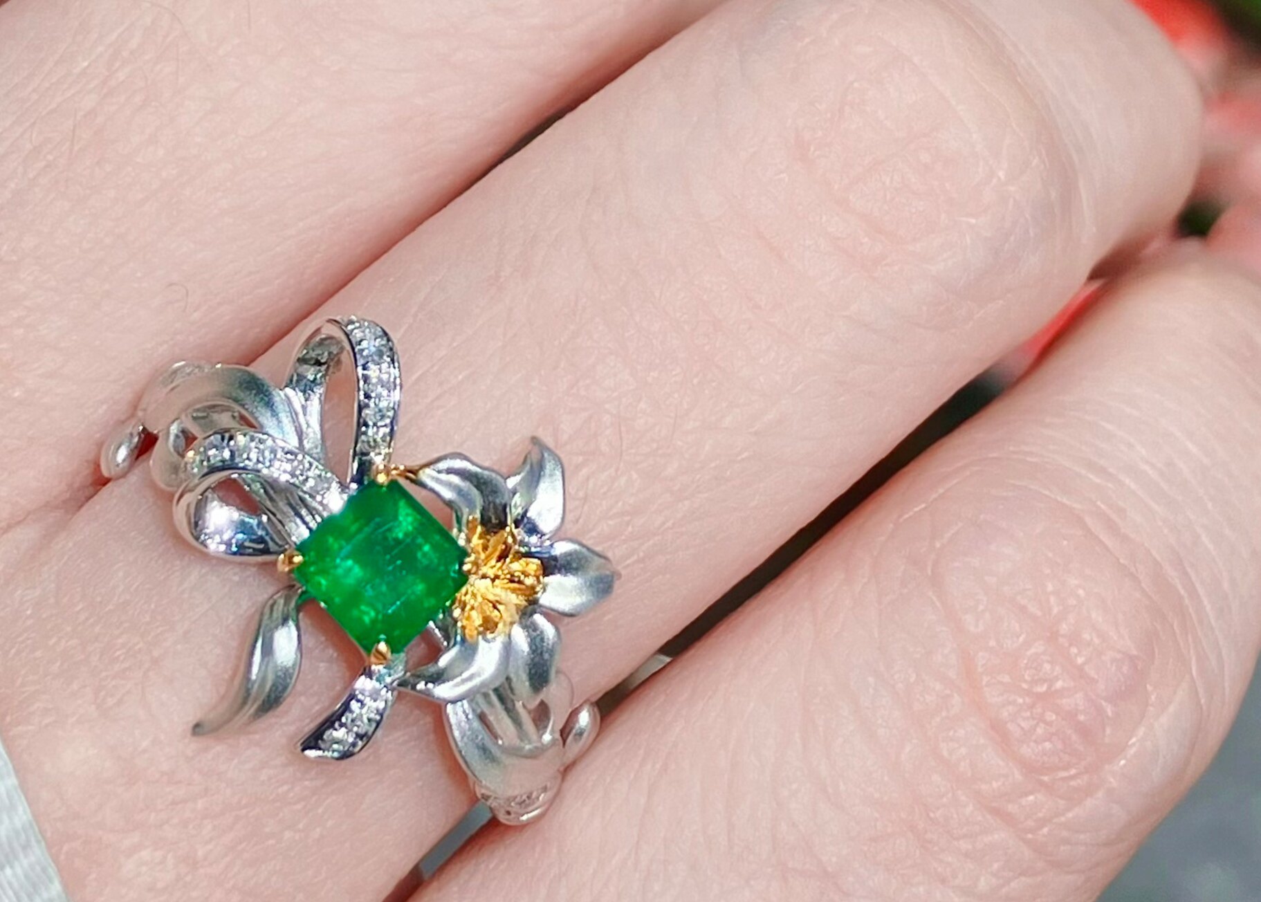 18k gold inlaid with natural Swat emerald ring, 0.52ct emerald, 8.8 diamonds