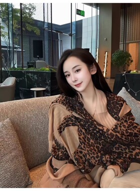 秋冬新款复古老钱金钱豹纹女士羊毛羊绒时尚百搭保暖围巾超大披肩
