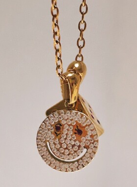 笑脸幸运符项链Lucky Charmz 18k金色电镀钛钢锆钻 MMNF