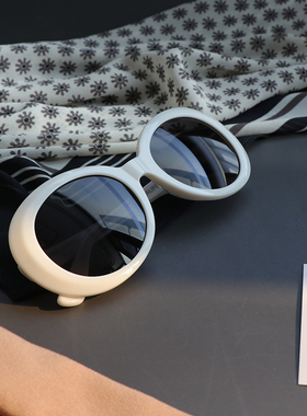 奶白色框椭圆墨镜复古高级感海边