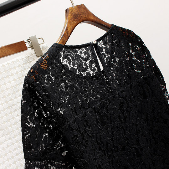 Top de manga corta con encaje hueco estilo